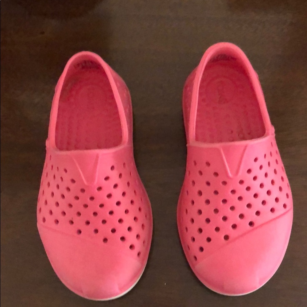 Toms rubber shoes size 6
